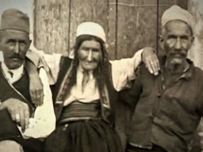 Ružici je jedan sin bio Srbin Luka,  drugi Turčin Alija i njena priča kida dušu