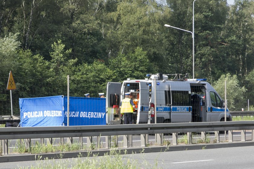 Katowice. Bus z turystami dachował na A4