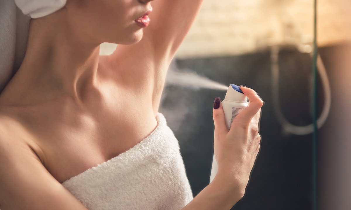 Różnica między dezodorantem a antyperspirantem. Kiedy i jak aplikować