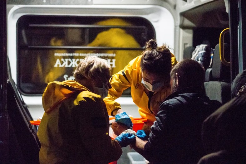 Autobus Nocleżki w St. Petersburgu. Bezdomni mogą w nim otrzymać jedzenie i pomoc medyczną