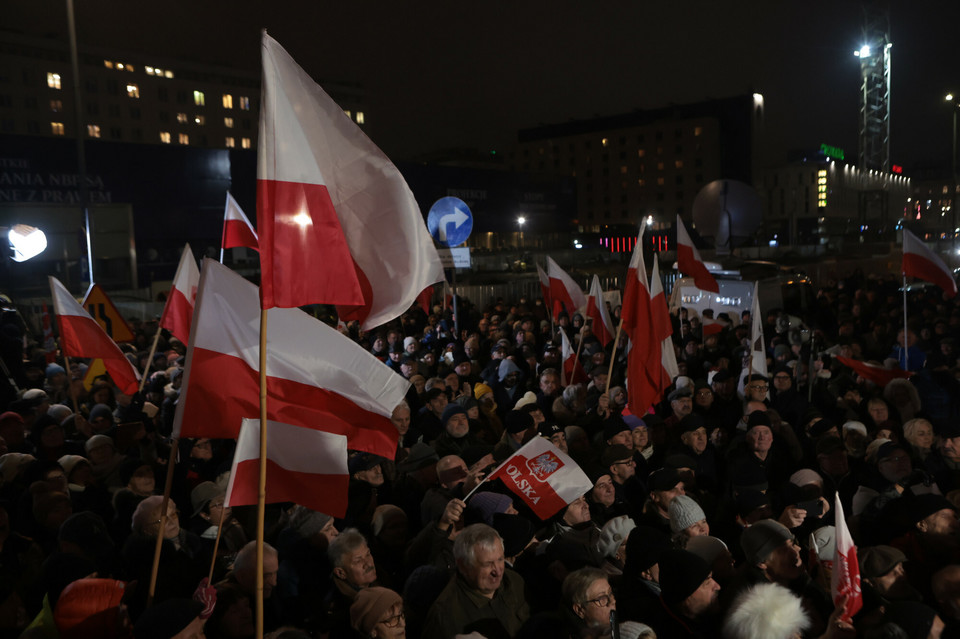 Demonstrujący skandowali m.in. "wolne media" i hasła wymierzone w premiera Tuska