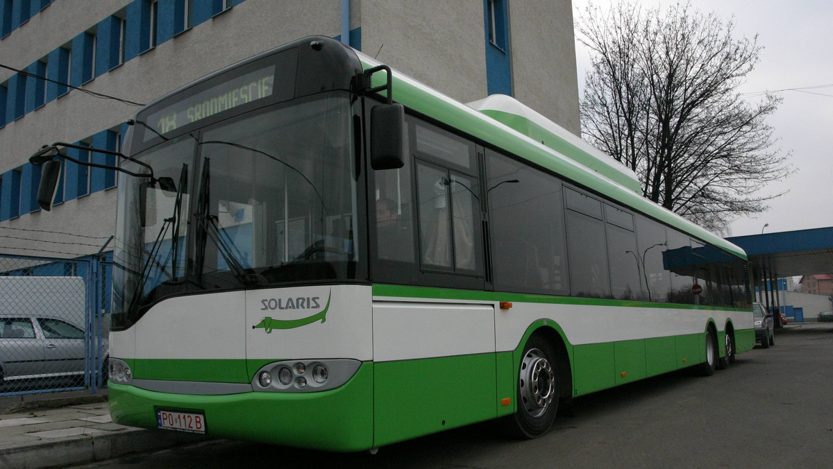 Wzrosły ceny przejazdu miejskimi autobusami w Olsztynie. Za jednorazowy bilet pasażerowie muszą zapłacić 2,90 zł, czyli o ponad 20 proc. więcej niż dotychczas. Po podwyżce miasto zlikwidowało opłaty za bagaż i wprowadziło nowe typy biletów.