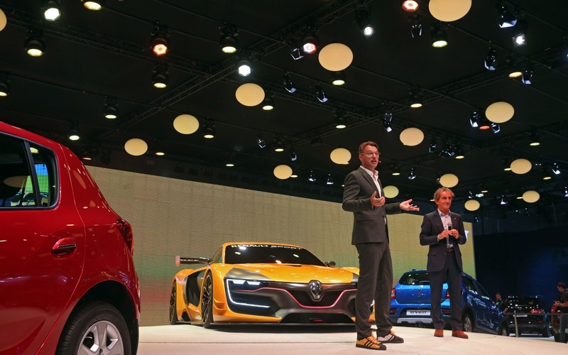 Alain Prost, były francuski mistrz świata F1, prezentuje w Moskwie prototypowe Renault R.S. 01