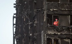 Rośnie liczba ofiar pożaru wieżowca w Londynie. Tyle zostało ze spalonego budynku. ZDJĘCIA Z WNĘTRZA