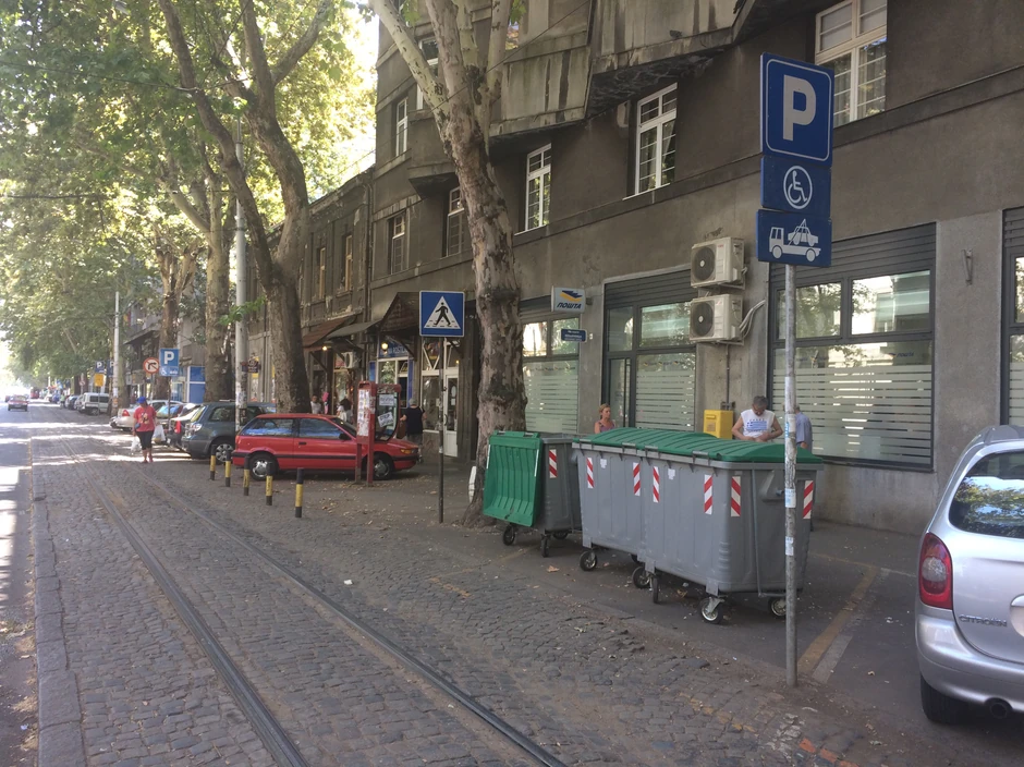 ... ali ih bahati vozači premeste tamo gde njima odgovara - na mestu rezervisanom za vozila osoba sa invaliditetom