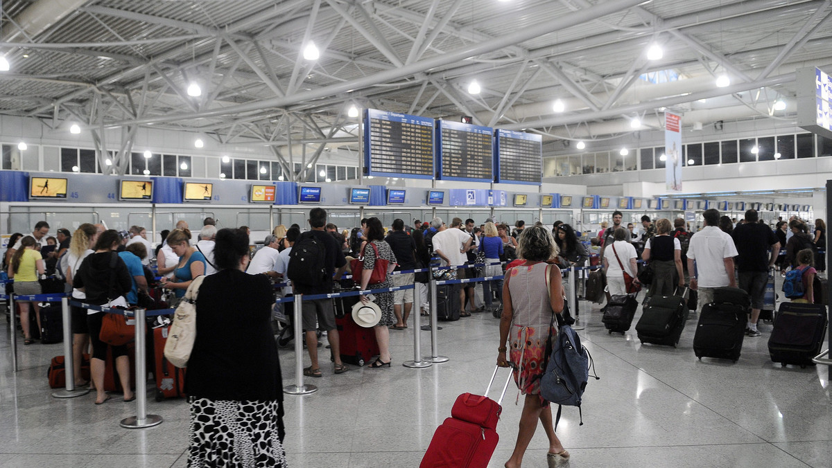 Ruch lotniczy nad Grecją będzie dziś utrudniony z powodu czterogodzinnego strajku kontrolerów lotu. Powodem strajku są posunięcia oszczędnościowe rządu. W Atenach i Salonikach odbędą się też demonstracje pracowników budżetówki.