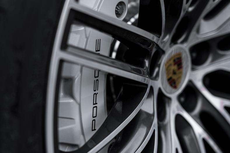 Białe zaciski wskazują na tarcze hamulcowe pokryte węglikiem wolframu (PSCB: Porsche Surface Coated Brake) – ostrzej „biorą”, dłużej trzymają, mniej pylą.