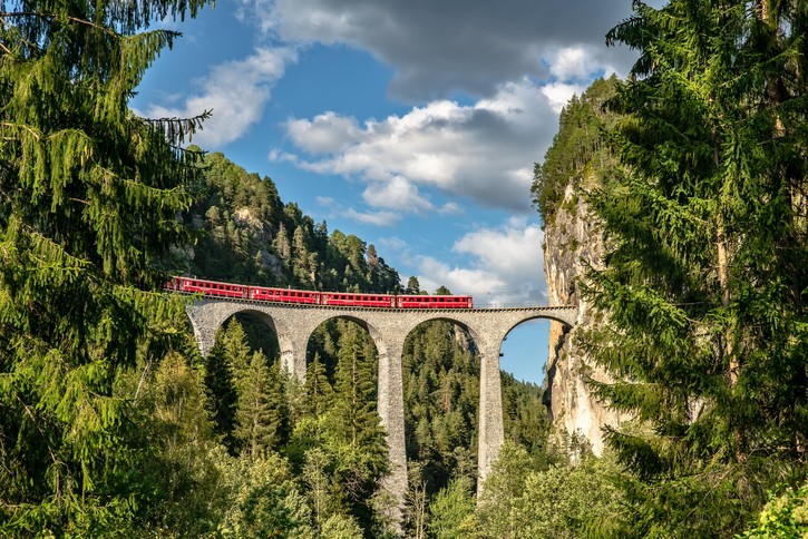 Ein Besuch des Landwasserviadukts ist ein Muss für Zugliebhaber. Die berühmteste Bahnbrücke der Schweiz ist über 100 Jahre alt. 
