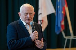 Miller o słowach Kaczyńskiego o alkoholizmie: Może wysnuwa obserwacje patrząc na koleżanki partyjne