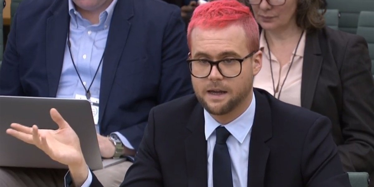  Christopher Wylie, były pracownik firmy Cambridge Analytica, wystąpił w roli świadka przed komisją brytyjskiego parlamentu