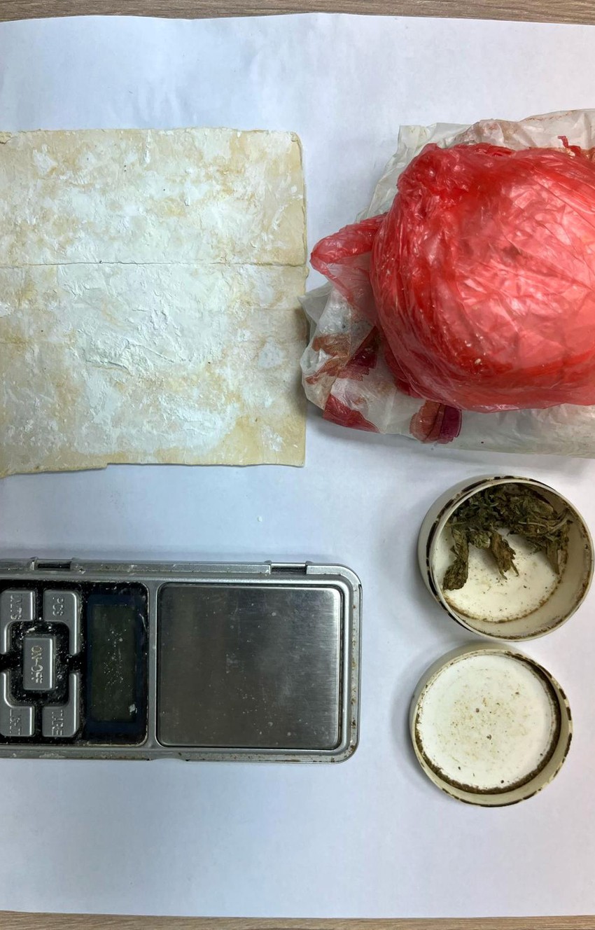 Zaplenjeni narkotici i vagica za precizno merenje