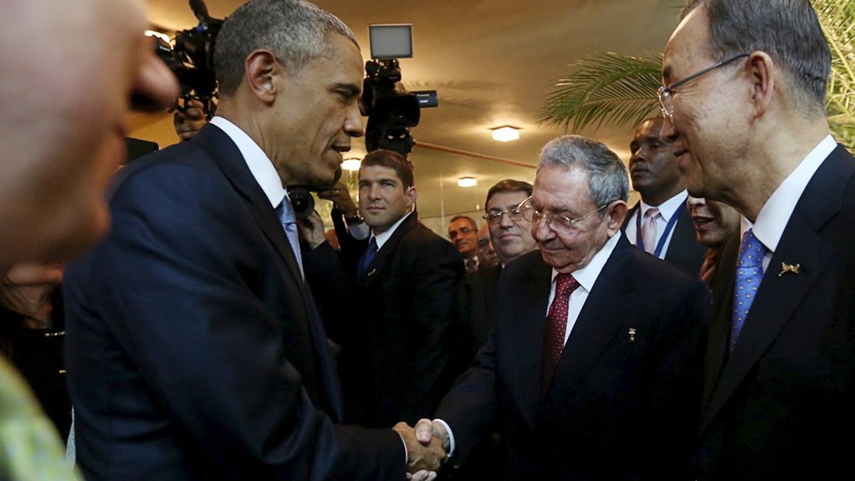 Barack Obama and Raul Castro shake hands as Ban Ki-moon looks on, before the inauguration of the VII Summit of the Americas in Panama City