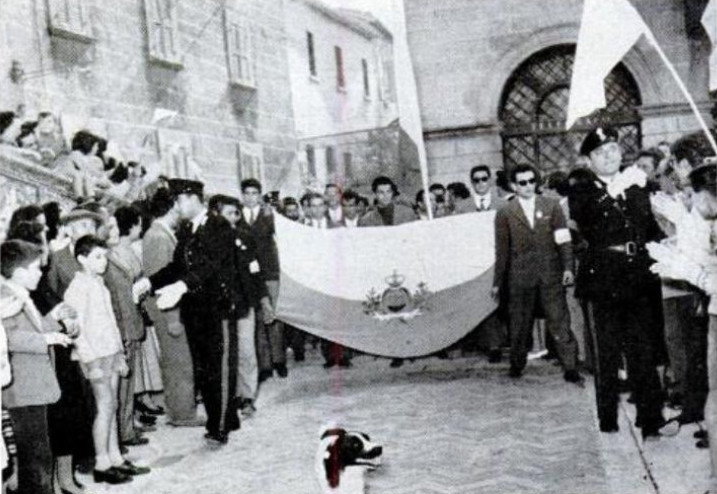 Prawicowi chadecy wkraczają do stolicy San Marino pod osłoną wojsk włoskich.