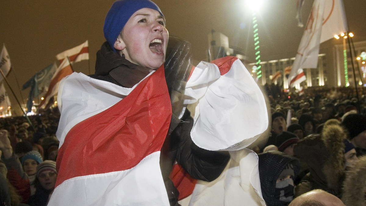 Pięciu liderów białoruskiej opozycji, którzy kandydowali w niedzielnych wyborach prezydenckich i zostali zatrzymani po demonstracji w Mińsku, znajduje się w areszcie śledczym KGB - podało we dzisiaj Radio Swaboda.