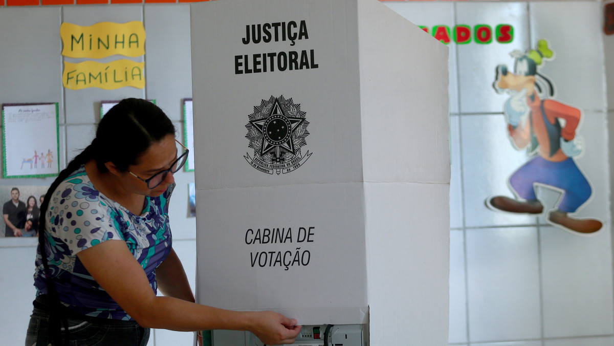 Druga tura wyborów prezydenckich rozpoczęła się dziś rano czasu miejscowego. Faworytem głosowania jest skrajnie prawicowy populista Jair Bolsonaro, który zmierzy się z reprezentantem lewicy Fernando Haddadem. Do głosowania w tych wyborach w Brazylii uprawnionych jest 146 mln wyborców.