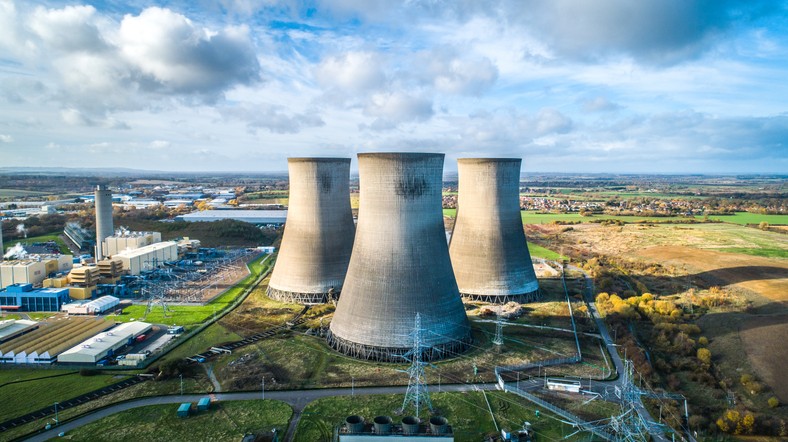 Elektrownie jądrowe budzą wiele kontrowersji. Wiele ludzi obawia się nie tylko o ich potencjalną szkodliwość w razie wypadku, ale także wskazuje na ogromne ilości wody, jakie są potrzebne do ich obsługi