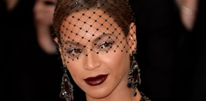 <b>Czerwony papier toaletowy dla Beyonce</b>
<br>
<br>
W tym samym 2013 roku organizatorom Orange Warsaw Festival udało się zaprosić na koncert Beyonce. Wśród wymagań artystki znalazły się między innymi białe ściany i meble w garderobie oraz czerwony papier toaletowy.
<br>
<br>
Beyonce musiała również mieć wodę alkaliczną utrzymaną dokładnie w temperaturze 21 stopni Celsjusza, którą gwiazda spożywała jedynie przez tytanowe słomki, z których każda ma wartość trzech tysięcy złotych. Kostki lodu były natomiast ręcznie rzeźbione.
<br>
<br>
Wreszcie obsługa koncertu i ekipa Beyonce musiała nosić ubrania wykonane jedynie ze 100 proc. bawełny.