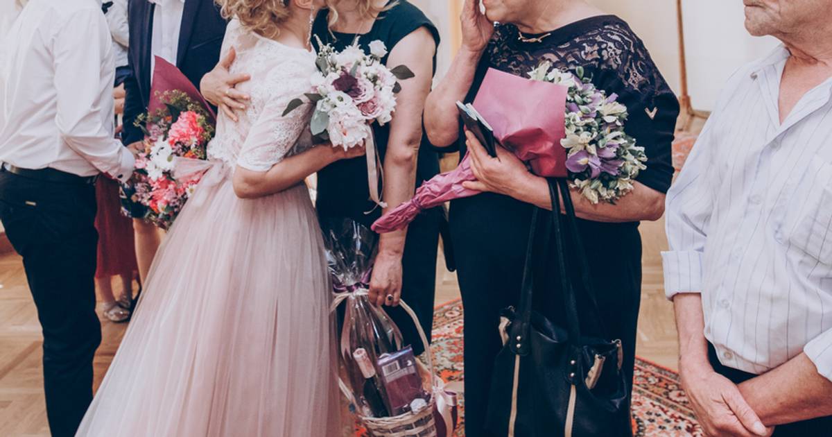 Wycięła ją ze ślubnych zdjęć. Panna młoda upokorzona przez teściową