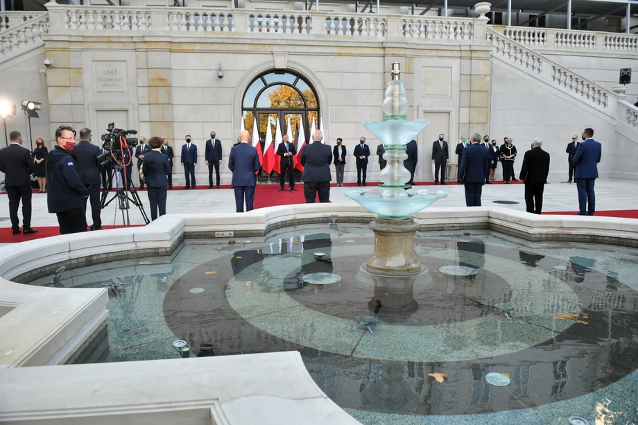 Wręczenie nominacji zostało opóźnione o jeden dzień w związku z wykryciem koronawirusa u nowego ministra edukacji i nauki