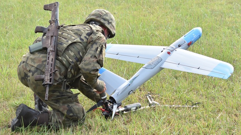 Polski dron Warmate w trakcie startu. Bezzałogowce odgrywają dużą rolę nie tylko w zmasowanych atakach, ale także codziennych walkach na linii frontu.