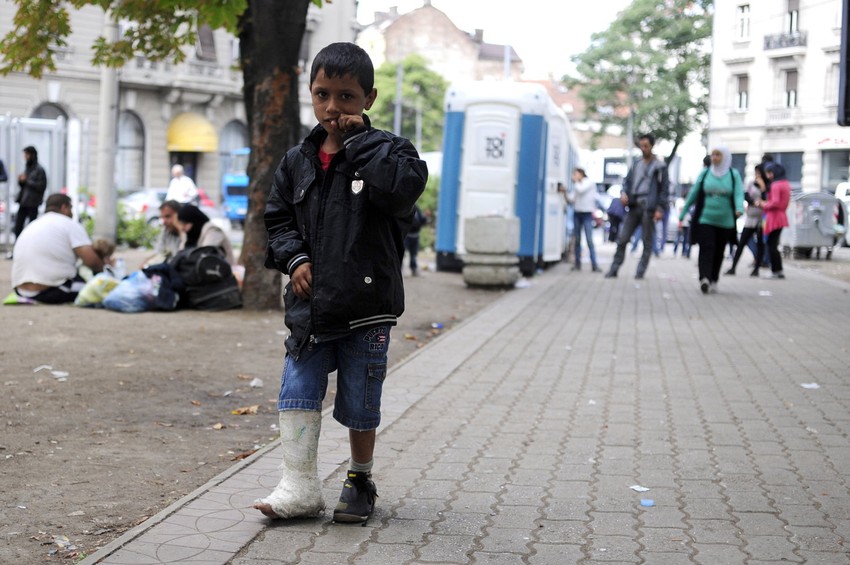 Mali Jusif hrabro korača uprkos nozi u gipsu preko koje je prešao automobil