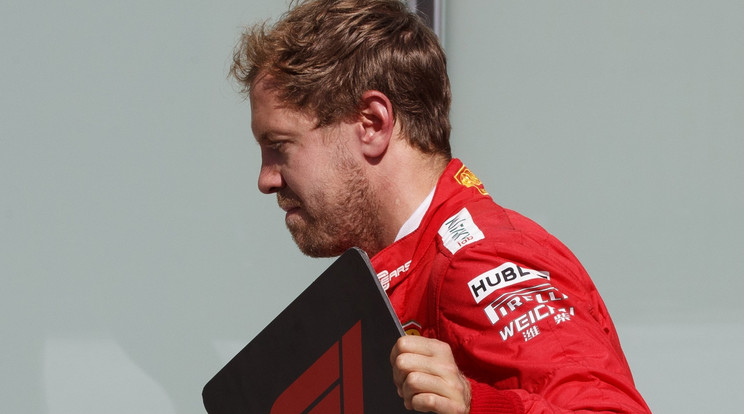 Sebastian Vettel nehezen tűrte, hogy bár elsőként intették le Kanadában, időbüntetése miatt csak második lett /Fotó: MTI/ Vladrin Xhemaj 