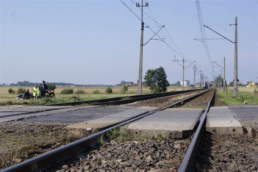 Tragedia na przejeździe. Pociąg staranował toyotę