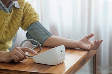Vérnyomásmérés otthon: ezért mérjen háromszor egymás után!