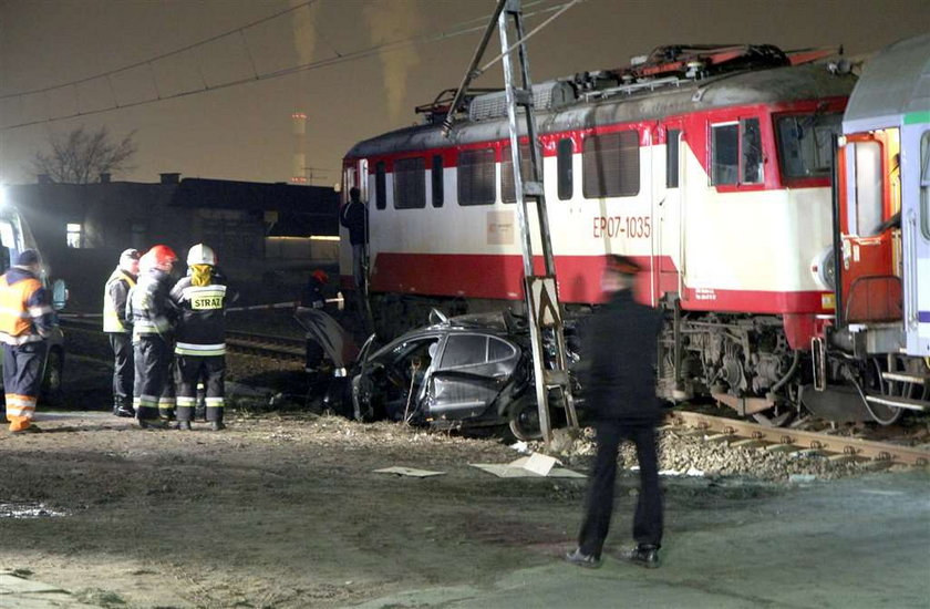 Dwie osoby zostały ranne w wyniku zderzenia renault z pociągiem, do którego doszło w środę wieczorem na przejeździe kolejowym przy ul. Śląskiej 124 w Łodzi.