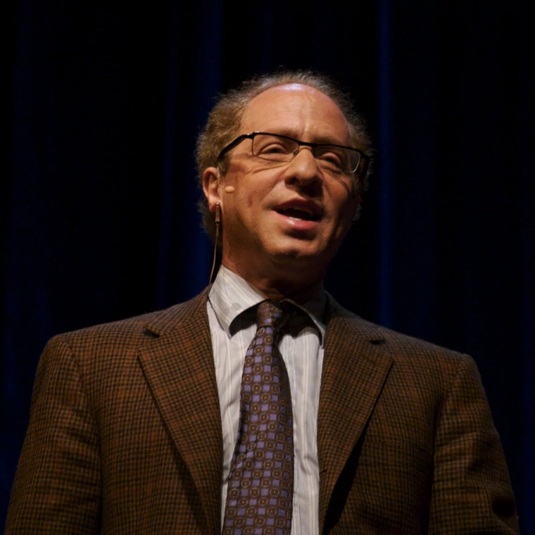 Raymond Kurzweil na Uniwersytecie Stanforda w 2006 roku podczas zjazdu Singularity Summit