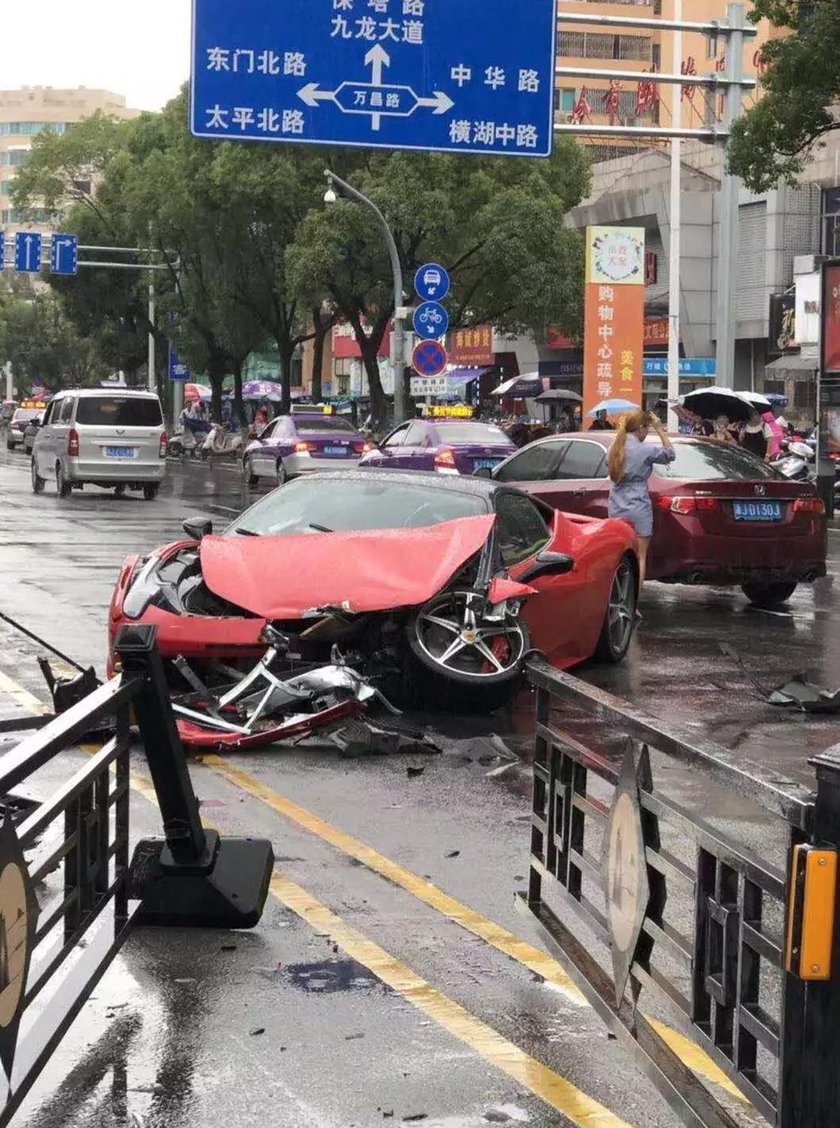 To auto było warte fortunę! Rozbiła je w kilka minut