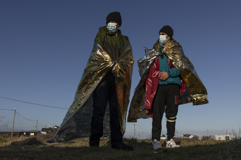 Migranci, którzy przepłynęli kanał La Manche w łódce, w brytyjskim ośrodku dla migrantów w Dungeness. Styczeń 2022 r.