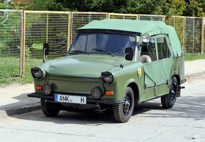 Trabant doczekał się też wersji specjalnych – m.in. dla wojska i straży granicznej. Niska masa własna i napęd na przód zapewniały mu niezłą dzielność terenową. 