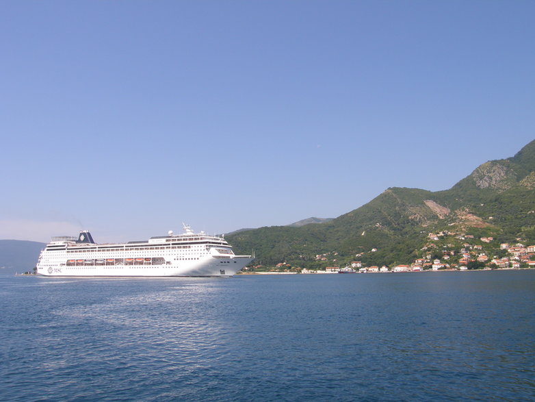 Wielkie wycieczkowce wpływają do zatoki Kotorskiej i płyną do Kotoru