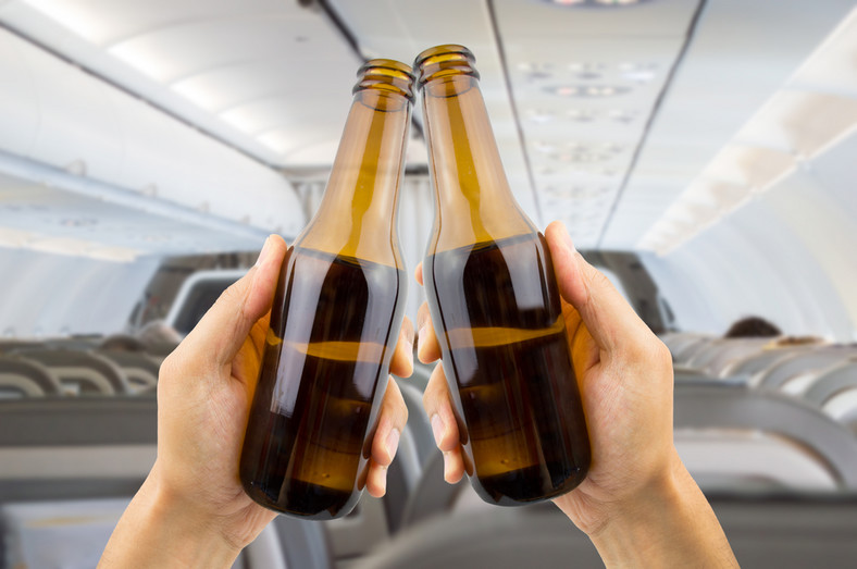 Stewardesa przestrzega również przed nadmiernych spożyciem alkoholu podczas podróży samolotem