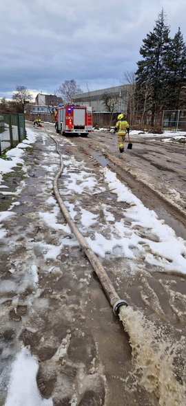 Interwencja straży pożarnej przy ul. Hutniczej w Czechowicach-Dziedzicach - 24.12.2022 - autor: OSP Dziedzice