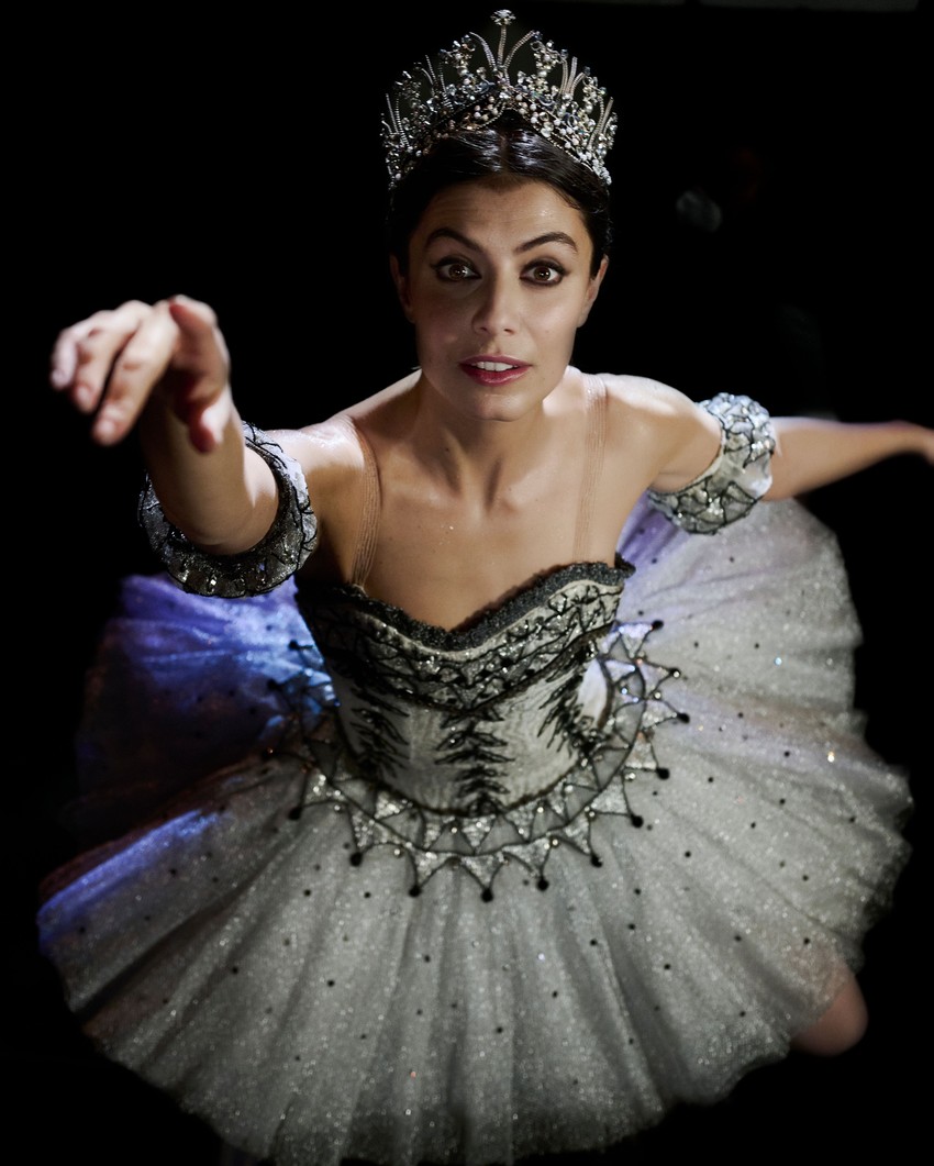 Alesandra Mastronardi kao Karla Frači