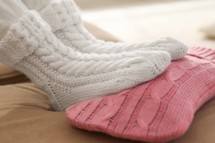 Czego potrzebują zdrowe stopy? Sprawdź, jak dbać o stopy, jakie buty wybierać i czy chodzenie boso jest zdrowe