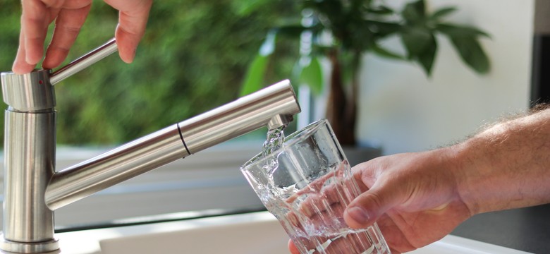 Genialny sposób na lśniące toalety i łazienki. Ani ocet, ani soda oczyszczona. Spróbuj tego