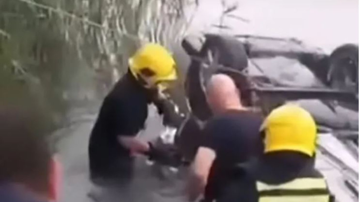 Akcija izvlačenja tela iz automobila na jezeru kod Bečmena