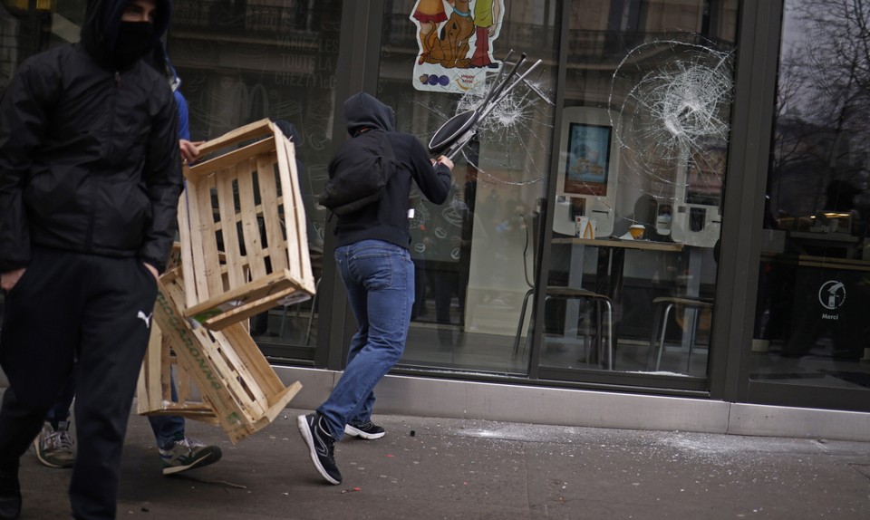 Fala protestów przetacza się przez Francję. Gwałtowne starcia z policją