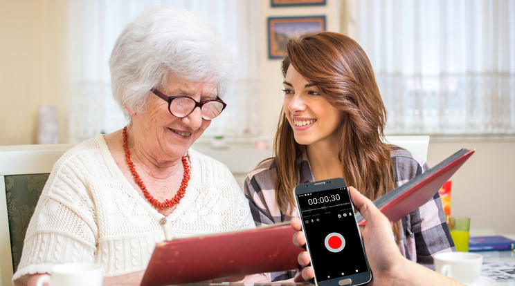 Az idős emberek egy része nem szeret kamerába beszélni, ilyen esetben a hangfelvétel lehet jó megoldás. / Fotó: Shutterstock