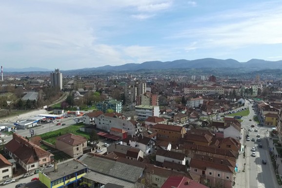 Izbori u Lučanima: Građani biraju između šest lista, kandidati obećavaju nove vrtiće, posao za mlade, boljitak u poljoprivredi...
