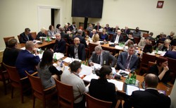 Komisja poparła poprawki do projektu "Za życiem", ale nie obyło się bez dyskusji. Mazurek: Ja pani głosu nie udzielam