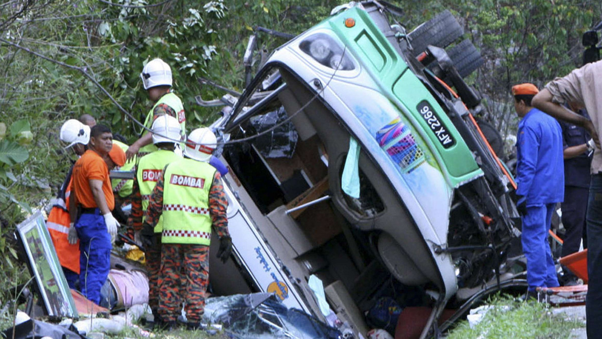 26 osób zginęło, a dziesięć zostało rannych w dzisiejszym wypadku autokaru w środkowej Malezji - poinformowały tamtejsze władze.