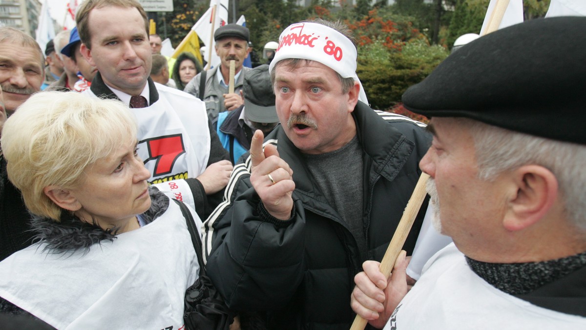 Związkowcy protestujący przeciwko wprowadzeniu emerytur pomostowych doszli pod Kancelarię Premiera na Alejach Ujazdowskich. Jak informuje TVN24 dwie osoby zostały ranne.