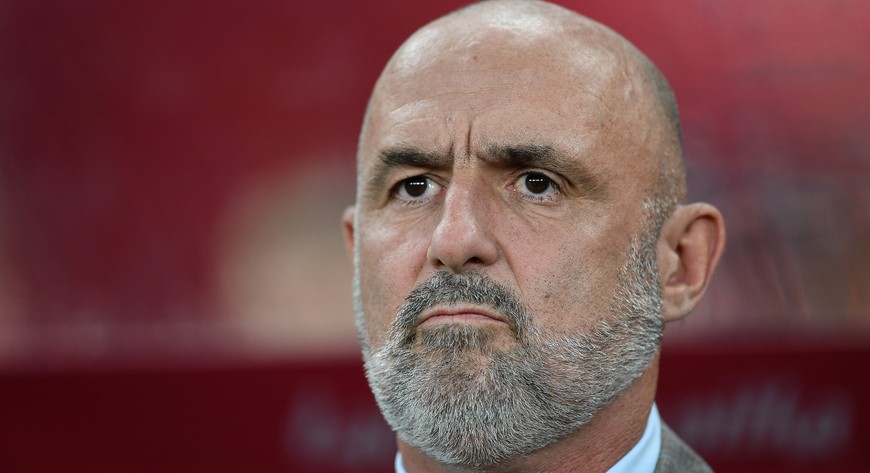 27 maja Michał Probierz znów usiądzie na trenerskiej ławce. Ale powinien być bardziej uśmiechnięty. 