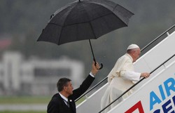 Samolot z papieżem nie przeleci nad Rosją. Putin nie dostanie depeszy...