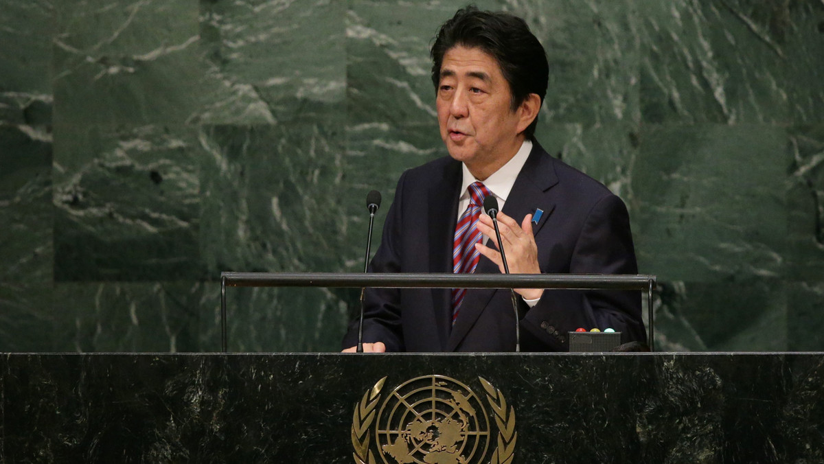 Premier Japonii Shinzo Abe oświadczył, że Japonia gotowa jest pomagać uchodźcom, ale nie będzie ich na razie przyjmować bowiem najpierw musi uporać się z własnymi problemami demograficznymi - spadającą liczbą urodzin i starzejącą się populacją.