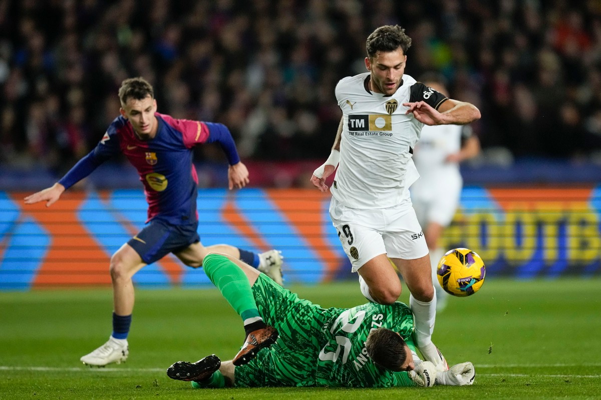 Wojciech Szczęsny fauluje Hugo Duro